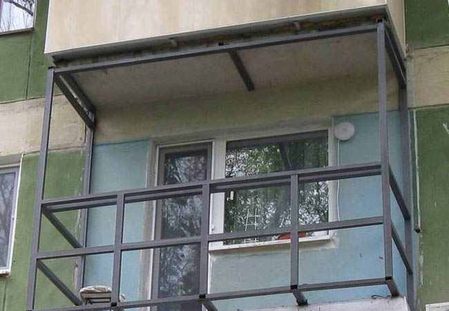 Альтернативное остекление балкона оргстеклом вместо стекла Дубна